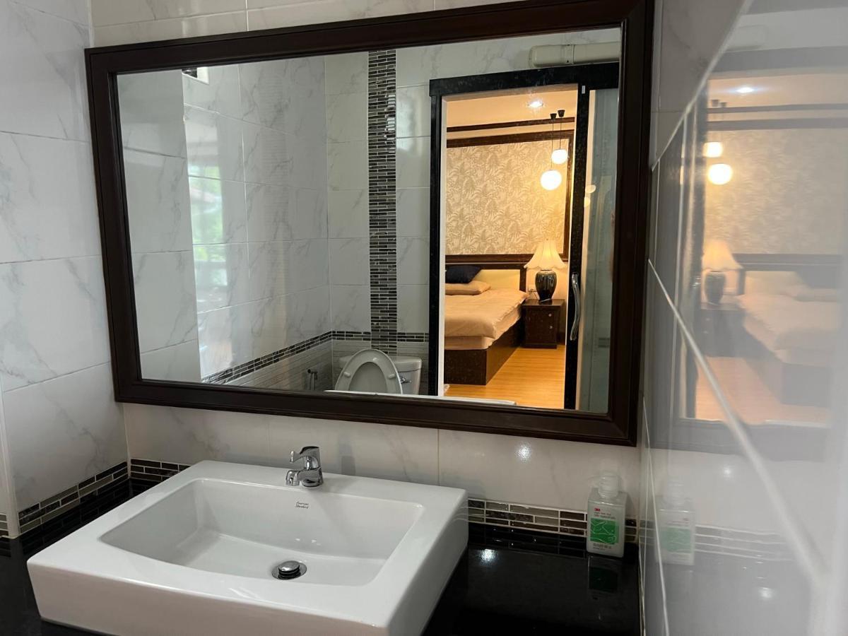 October Hostel Chiangmai Чиангмай Екстериор снимка
